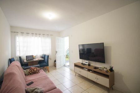 Sala de casa de condomínio para alugar com 2 quartos, 56m² em Colubandê, São Gonçalo