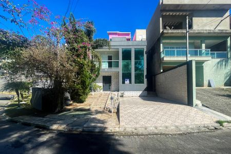 Casa de condomínio para alugar com 120m², 3 quartos e 2 vagas Casa de condomínio para alugar com 120m², 3 quartos e 2 vagasFachada Casa