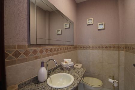 Casa de condomínio à venda com 215m², 4 quartos e 2 vagasLavabo