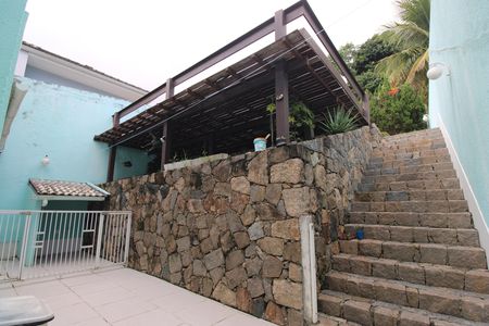 Casa de condomínio à venda com 215m², 4 quartos e 2 vagasQuintal