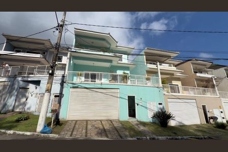 Casa de condomínio à venda com 215m², 4 quartos e 2 vagas Casa de condomínio à venda com 215m², 4 quartos e 2 vagasFachada