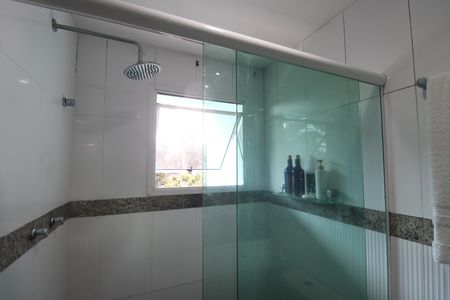 Casa de condomínio à venda com 215m², 4 quartos e 2 vagasBanheiro da suíte