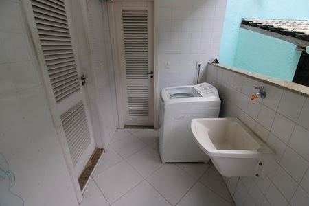 Casa de condomínio à venda com 215m², 4 quartos e 2 vagasÁrea de serviço