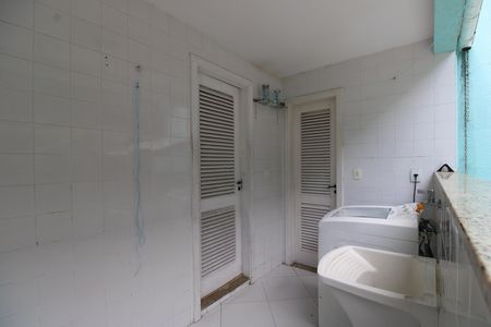 Casa de condomínio à venda com 215m², 4 quartos e 2 vagasÁrea de serviço - Quarto/banheiro