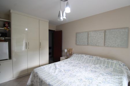 Casa de condomínio à venda com 215m², 4 quartos e 2 vagasSuíte
