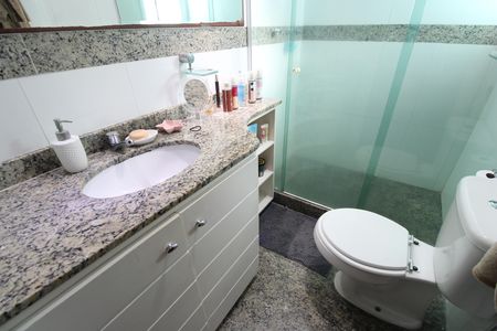 Casa de condomínio à venda com 215m², 4 quartos e 2 vagasBanheiro social