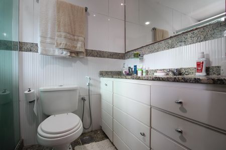 Casa de condomínio à venda com 215m², 4 quartos e 2 vagasBanheiro da suíte