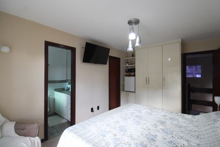 Casa de condomínio à venda com 215m², 4 quartos e 2 vagasSuíte