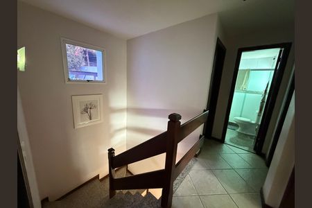 Casa de condomínio à venda com 215m², 4 quartos e 2 vagas Casa de condomínio à venda com 215m², 4 quartos e 2 vagasCorredor