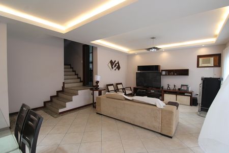 Casa de condomínio à venda com 215m², 4 quartos e 2 vagasSala