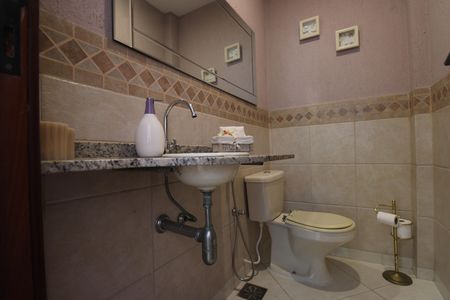 Casa de condomínio à venda com 215m², 4 quartos e 2 vagasLavabo