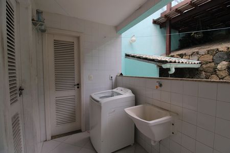 Casa de condomínio à venda com 215m², 4 quartos e 2 vagasÁrea de serviço