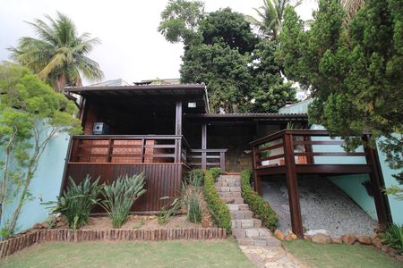 Casa de condomínio à venda com 215m², 4 quartos e 2 vagasQuintal