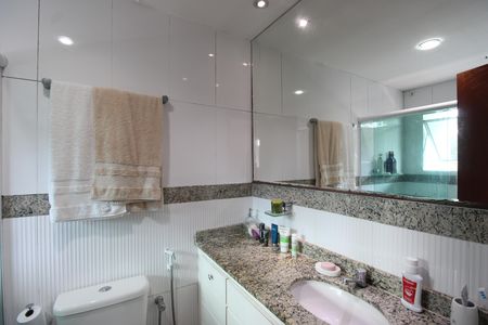 Casa de condomínio à venda com 215m², 4 quartos e 2 vagasBanheiro da suíte