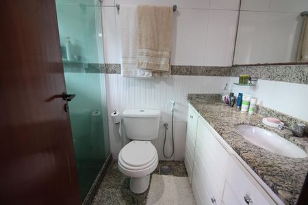 Casa de condomínio à venda com 215m², 4 quartos e 2 vagasBanheiro da suíte