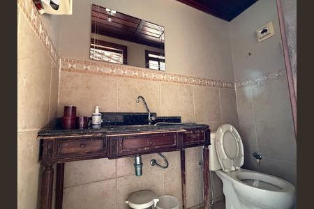 Casa de condomínio à venda com 215m², 4 quartos e 2 vagas Casa de condomínio à venda com 215m², 4 quartos e 2 vagasQuintal - Banheiro