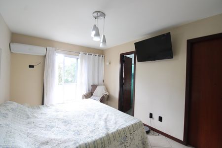 Casa de condomínio à venda com 215m², 4 quartos e 2 vagasSuíte