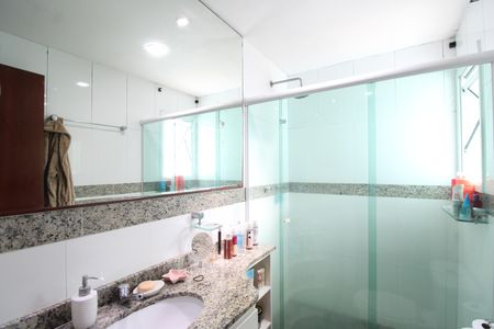 Casa de condomínio à venda com 215m², 4 quartos e 2 vagasBanheiro social