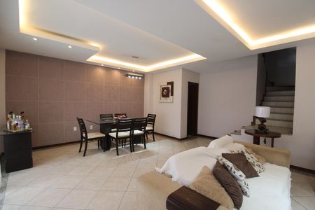 Casa de condomínio à venda com 215m², 4 quartos e 2 vagasSala
