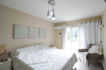 Casa de condomínio à venda com 215m², 4 quartos e 2 vagasSuíte