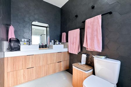 Casa para alugar com 180m², 3 quartos e 2 vagas Casa para alugar com 180m², 3 quartos e 2 vagasBanheiro da Suíte 1
