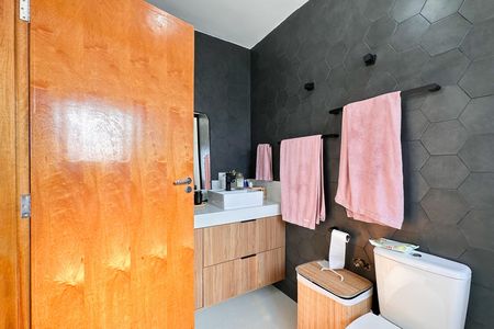 Casa para alugar com 180m², 3 quartos e 2 vagas Casa para alugar com 180m², 3 quartos e 2 vagasBanheiro da Suíte 1