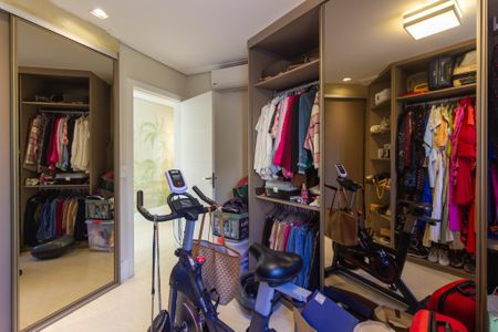 Apartamento à venda com 150m², 3 quartos e 4 vagas Apartamento à venda com 150m², 3 quartos e 4 vagasCloset