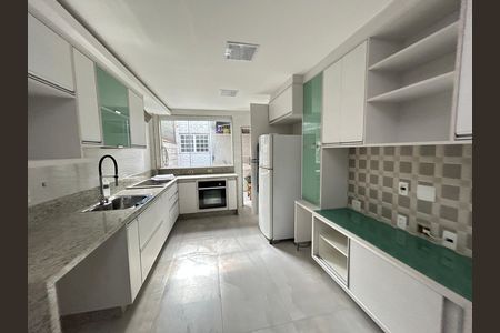 Apartamento à venda com 140m², 3 quartos e 2 vagasCozinha
