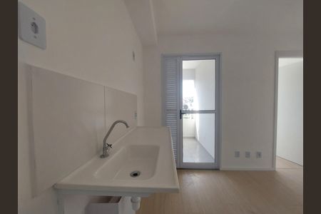 Cozinha de apartamento para alugar com 2 quartos, 28m² em Campo Grande, São Paulo