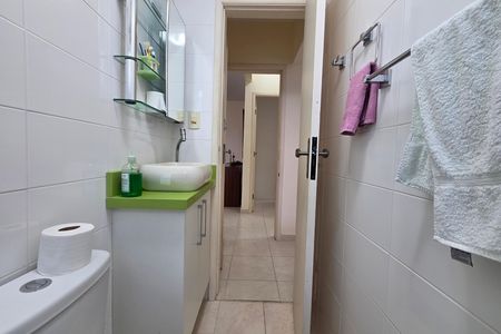 Banheiro da Suíte 1 de apartamento para alugar com 2 quartos, 87m² em Vila Caiçara, Praia Grande