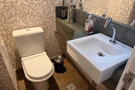 Lavabo de apartamento para alugar com 3 quartos, 148m² em Gonzaga, Santos