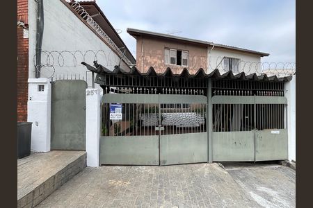 Casa para alugar com 176m², 2 quartos e 1 vaga Casa para alugar com 176m², 2 quartos e 1 vagaFachada com a plaquinha JAWK-1323