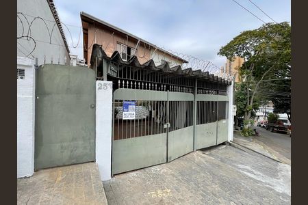 Casa para alugar com 176m², 2 quartos e 1 vaga Casa para alugar com 176m², 2 quartos e 1 vagaFachada com a plaquinha JAWK-1323
