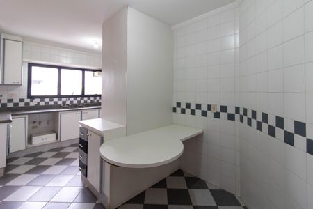Apartamento para alugar com 210m², 3 quartos e 3 vagas Apartamento para alugar com 210m², 3 quartos e 3 vagasCozinha