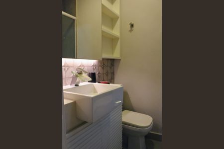 Banheiro de apartamento à venda com 2 quartos, 68m² em Copacabana, Rio de Janeiro