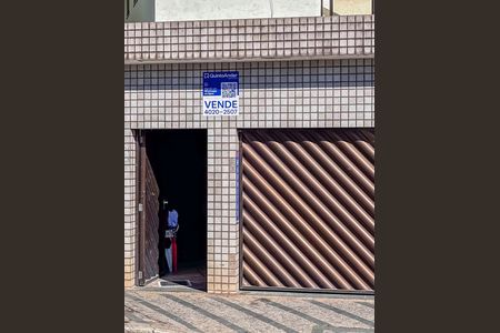 Casa à venda com 300m², 3 quartos e 2 vagas Casa à venda com 300m², 3 quartos e 2 vagasPlaca Instalada na Fachada