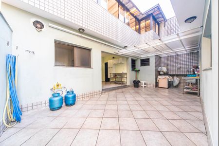 Casa à venda com 300m², 3 quartos e 2 vagas Casa à venda com 300m², 3 quartos e 2 vagasQuintal Fundos