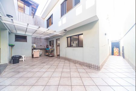 Casa à venda com 300m², 3 quartos e 2 vagas Casa à venda com 300m², 3 quartos e 2 vagasQuintal Fundos