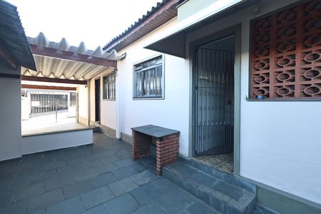 Casa à venda com 156m², 2 quartos e 3 vagas Casa à venda com 156m², 2 quartos e 3 vagasÁrea externa