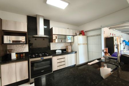 Casa à venda com 240m², 3 quartos e 5 vagas Casa à venda com 240m², 3 quartos e 5 vagasCozinha