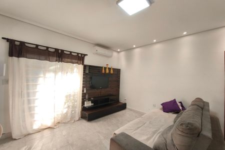 Casa à venda com 240m², 3 quartos e 5 vagas Casa à venda com 240m², 3 quartos e 5 vagasSala