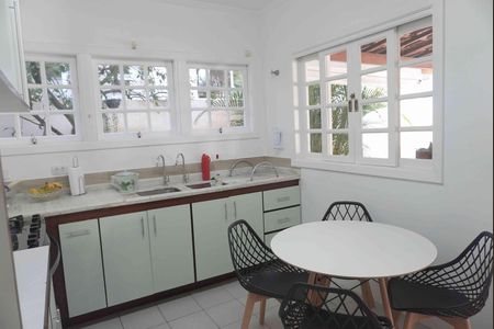Casa de condomínio à venda com 313m², 4 quartos e 4 vagas Casa de condomínio à venda com 313m², 4 quartos e 4 vagasCozinha
