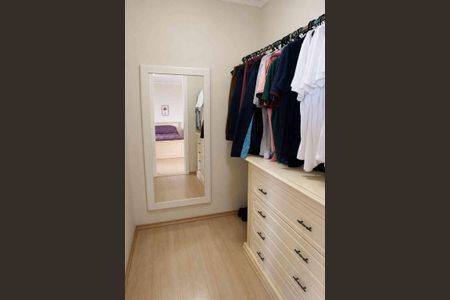 Casa de condomínio à venda com 313m², 4 quartos e 4 vagas Casa de condomínio à venda com 313m², 4 quartos e 4 vagasCloset da suíte 1