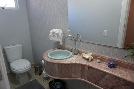 Casa de condomínio à venda com 313m², 4 quartos e 4 vagasLavabo