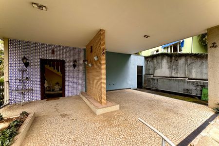 Casa à venda com 328m², 4 quartos e 2 vagas