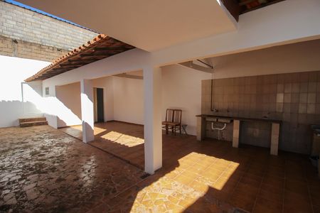 Casa para alugar com 279m², 4 quartos e 2 vagas Casa para alugar com 279m², 4 quartos e 2 vagasÁrea externa
