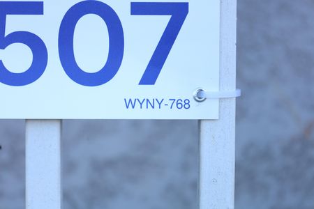Apartamento para alugar com 33m², 2 quartos e sem vagaPlaca grande instalada na grade da fachada do condomínio no dia 30.06.26 - Código da placa: WYNY-768