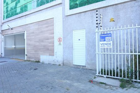 Apartamento para alugar com 33m², 2 quartos e sem vagaPlaca grande instalada na grade da fachada do condomínio no dia 30.06.26 - Código da placa: WYNY-768