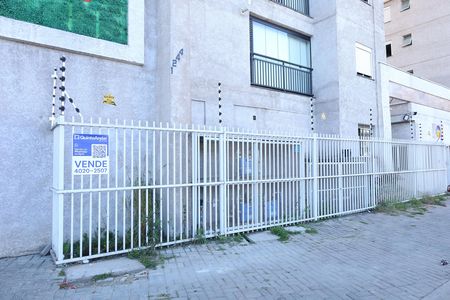 Apartamento para alugar com 33m², 2 quartos e sem vagaPlaca grande instalada na grade da fachada do condomínio no dia 30.06.26 - Código da placa: WYNY-768