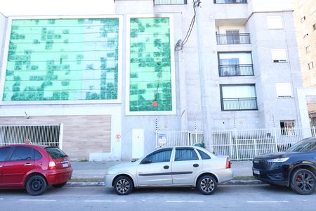 Apartamento para alugar com 33m², 2 quartos e sem vagaPlaca grande instalada na grade da fachada do condomínio no dia 30.06.26 - Código da placa: WYNY-768
